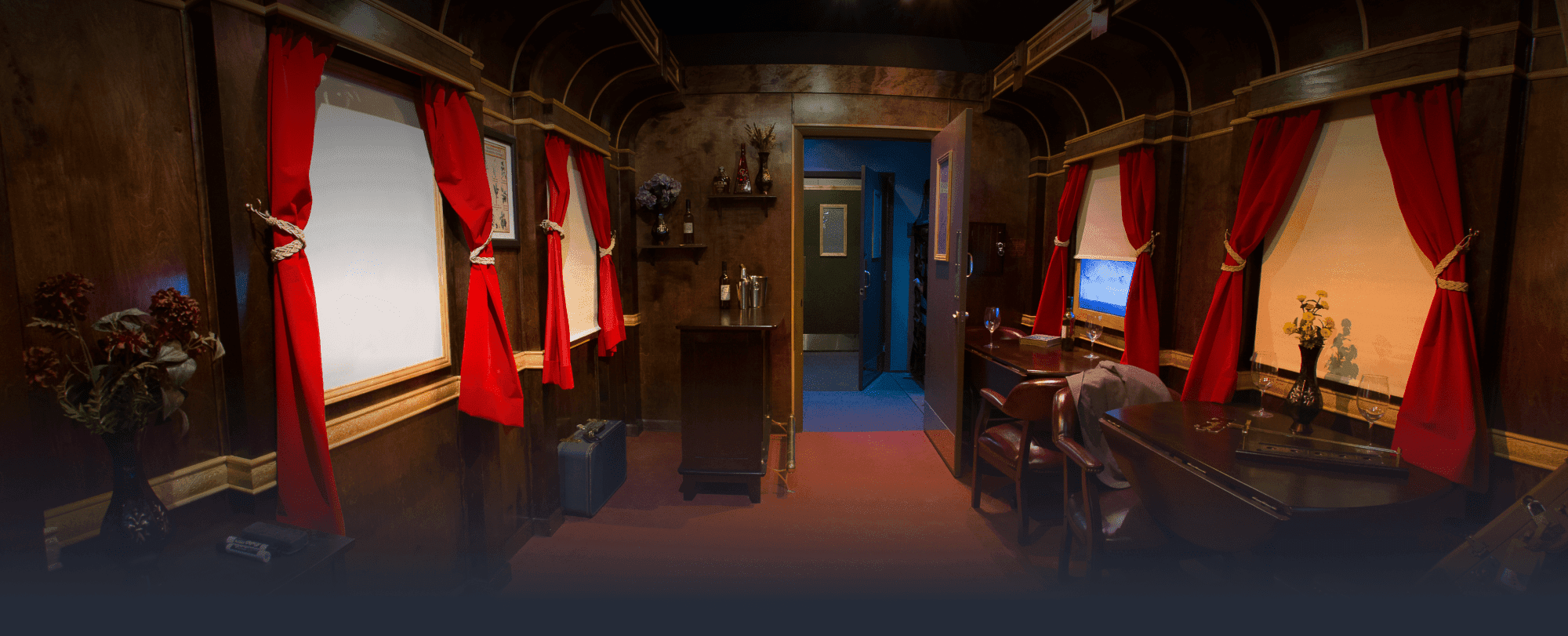 Wide shot of dining car in train escape room
